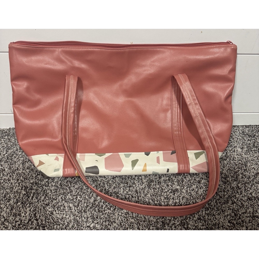 TALKING OUT‎ OF TURN Vegan Leather Zippered Tote Pink / Multicolor Bottom